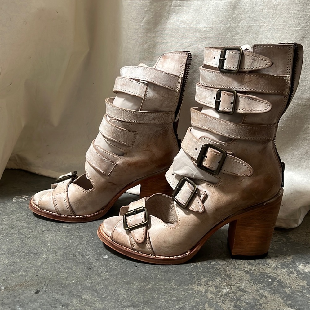 Freebird by Steve Madden sandals size 7